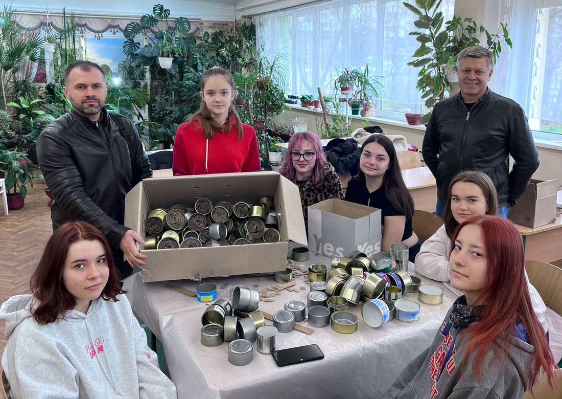 Учні шкіл власноруч виготовляють окопні свічки для наших військових